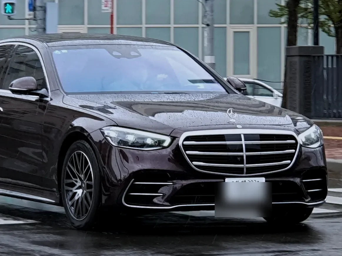 Chauffeur-driven luxury Mercedes S-Class of Airport Transfer Tromsø